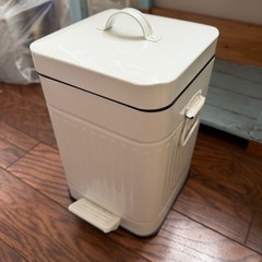 ペダル式小さめゴミ箱