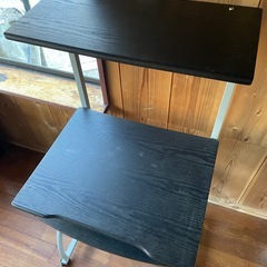 パソコンデスクの画像