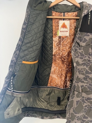 BURTON スノーボードジャケット フード付き 上着 カモフラ S (y) 北