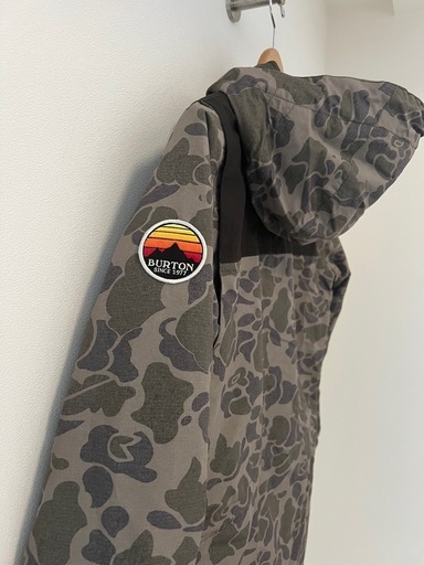 BURTON スノーボードジャケット フード付き 上着 カモフラ S (y) 北