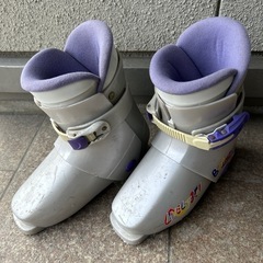 スキー板、ビンディング、ストック、ブーツの4点セットの画像