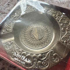 装飾的な金属製灰皿 Made in USAの画像