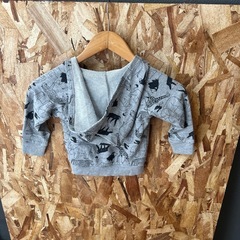 サイズ95　動物のイラストが描かれた灰色の子供用ジップアップパーカーです。の画像