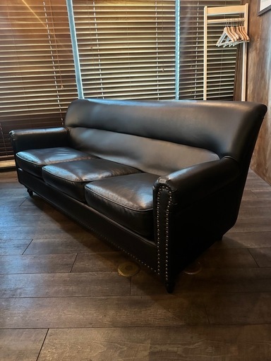 ストア ブラックPUレザー 3人掛けソファ スタッズ付き VINCENT