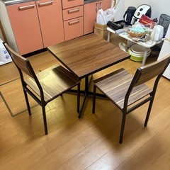 ベッドとダイニングテーブルの画像