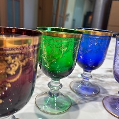 イタリア製金彩入り色ガラスのゴブレットの画像