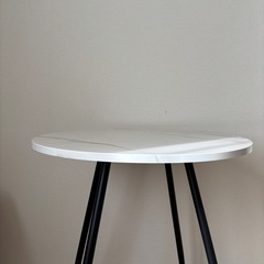 大理石柄ダイニングテーブルの画像