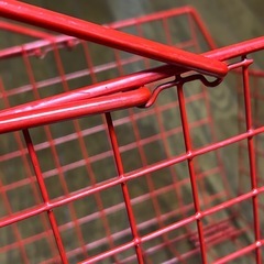 赤いスチールバスケットの画像