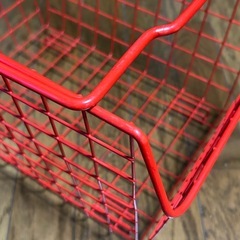 赤いスチールバスケットの画像
