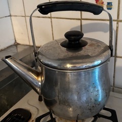 中古の鍋・フライパン大量の画像