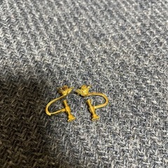 花モチーフ フープイヤリング 金色の画像