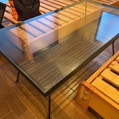 ガラステーブルの画像