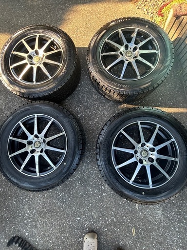 スタッドレスタイヤ：VRX2， 215/60R16， 21年47週製造，残溝5から6mm