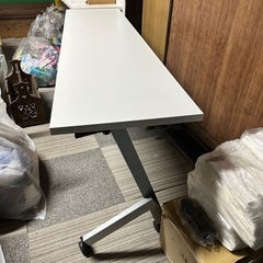 鉄製の折りたたみ机の画像