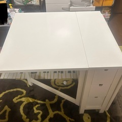 ☆取り引き中でございます。一旦ご案内止めてます☆  　折りたたみ式　リビング用テーブル（白）の画像