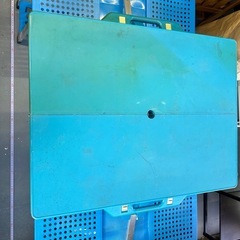 キャンプピクニック用折りたたみ四人用テーブルと椅子の画像