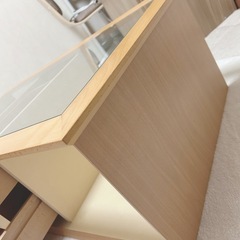木製ガラスローテーブルの画像