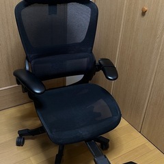 フットレスト付きオフィスチェアの画像