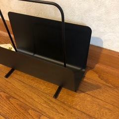 ★スリコ　3コインズ 3COINS★ブラックアイアン　ブックスタンド マガジンラックの画像