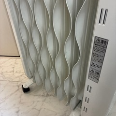 ジャンク　アイリスオーヤマ　ウェーブ型オイルヒーターの画像