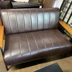 ブラウンのレザー調ソファー　2人掛け