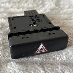 🚗スズキ車　純正ハザードスイッチの画像