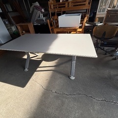 中古のミーティングテーブルになります、の画像