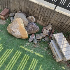 大きい庭石と小さい石などの画像