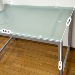 ガラステーブルの画像