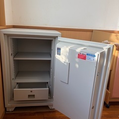 【美品】ITOKI（イトーキ）耐火金庫 ダイヤル式 オフィス・店舗用に（GEH-6110F-WE）【引取限定】の画像