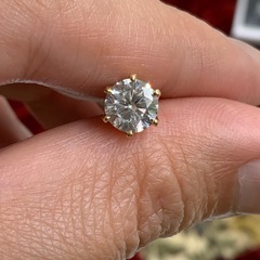 K18 一粒ダイヤピアス　1.1g 1ct 中央宝石研究所　ソーティング付の画像