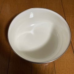 （取引中）ホーロー容器 蓋付きの画像