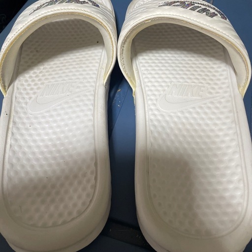 Nike ゴールドラメサンダル ベナッシ 22.0 - メルカリ ナイキサンダルラメ入