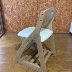 学習用椅子（＋ドライバーで高さ変更）の画像