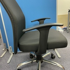 オフィスチェア　高さ調整可能　アームレストあり　キャスターあり の画像