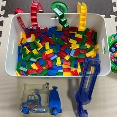 ドミノと魚釣りおもちゃの画像