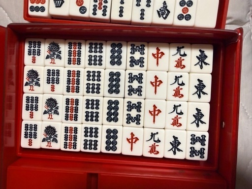 節約 麻雀牌セット 伝統的デザイン 赤いケース付き