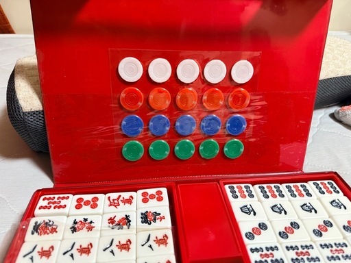 高品質 麻雀牌セット 伝統的デザイン 赤いケース付き