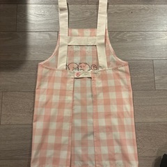 すみっコぐらしのピンクのチェック柄エプロン サイズ150の画像