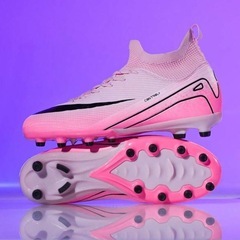 ピンク色の男女兼用サッカーシューズの画像