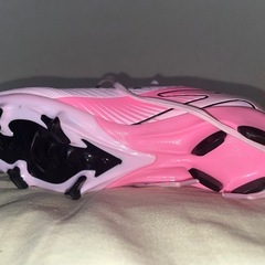 ピンク色の男女兼用サッカーシューズの画像