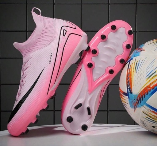 ピンク色の男女兼用サッカーシューズ