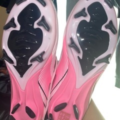 ピンク色の男女兼用サッカーシューズの画像