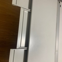 事務机２つと回転椅子の画像