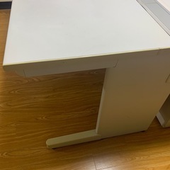 事務机２つと回転椅子の画像