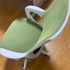事務机２つと回転椅子の画像