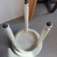 白塗装 木製 ラウンドサイドテーブル 3本脚 クラシック 花台 高さ調整可 の画像