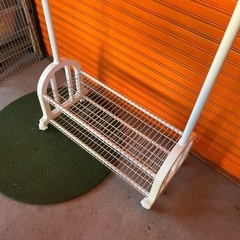 白のハンガーラックの画像