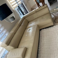 オットマン付き。三人掛けソファーの画像