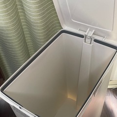 45Lペダルゴミ箱 二つ(ホワイト・ブラウン)の画像